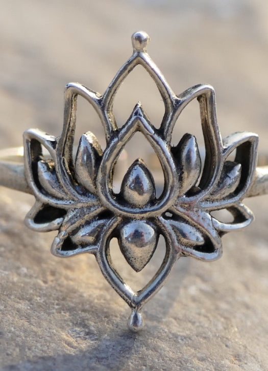 Silver Lotas flower ring